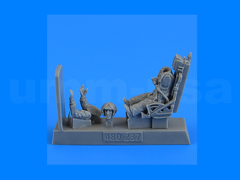 AB480237 Soviet Fighter Pilot with Ejection Seat for MiG-19 Farmer 1/48
